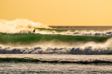 Surfer tussen de hoge golven van Bali