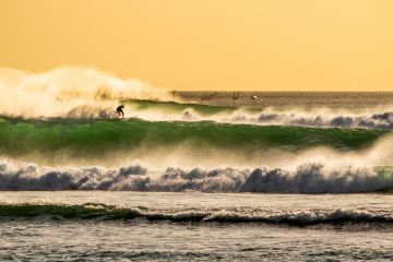 Surfer in den hohen Wellen von Bali