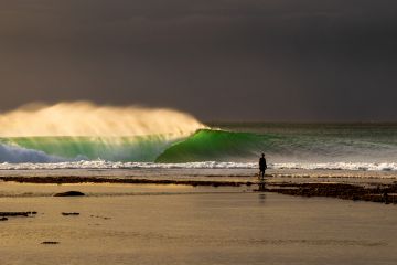 Große grüne Welle trifft auf das Riff in Bali