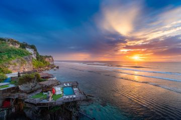 Knallende zonsondergang bij Uluwatu