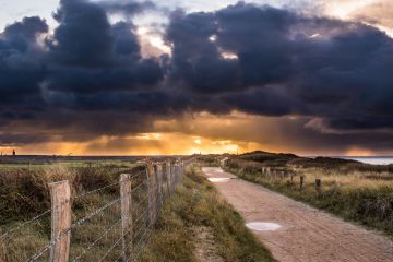 Dunkler Himmel über den Dünen von Domburg