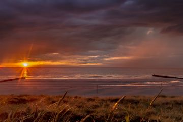 Regenachtige zonsondergang strand Domburg