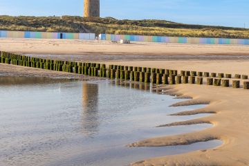 Eine Spiegelung des Wasserturms