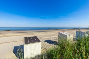 Ein blauer Himmel über den Strandhäusern