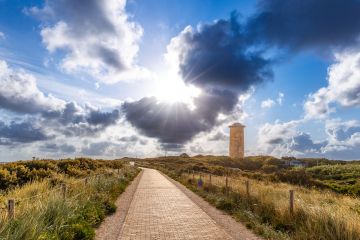 Zon en wolken boven de toren