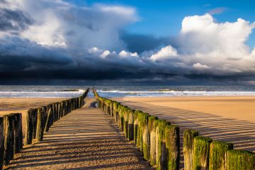 Paalhoofd bij Domburg met donkere luchten boven zee