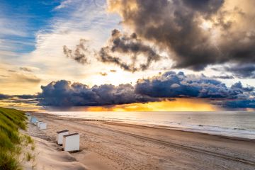 Spectaculaire luchten over de strandhuisjes