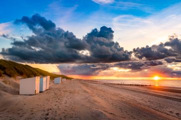 Strandhuisjes bij ondergaande zon