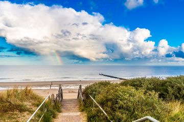 Ein kleiner Regenbogen über dem Meer