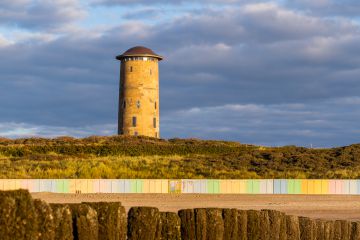 De watertoren met de kenmerkende gekleurde strandhuisjes bij Domburg