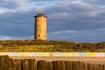 Der Wasserturm mit den charakteristischen Strandhütten in Domburg