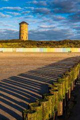 De watertoren met de kenmerkende gekleurde strandhuisjes bij Domburg