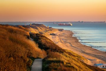 Blik op de overkant vanuit de duinen bij Dishoek