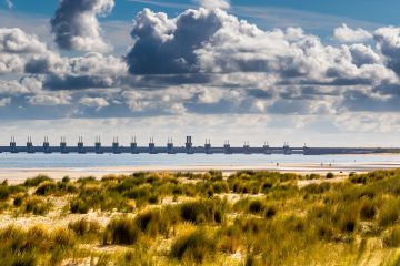 Oosterscheldekering vanuit de duinen van Vrouwenpolder